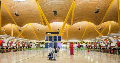  Una turista observa los paneles de la Terminal 4 del Aeropuerto Adolfo Suárez-Madrid Barajas.