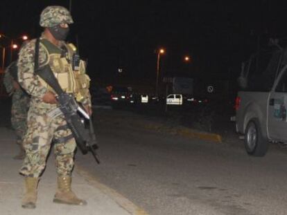 Militares vigilan el acceso a la prisi&oacute;n de Altamira, en el norte de M&eacute;xico. 