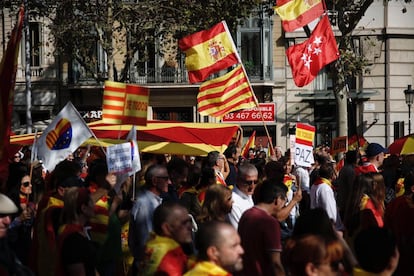 También se percibió el sábado el desgaste en el independentismo, que reunió a 350.000 manifestantes, la cifra más baja de las manifestaciones soberanistas de los últimos ocho años.