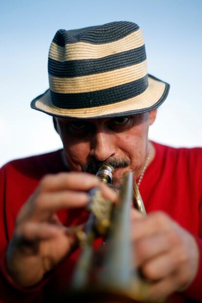 Jerry González con su trompeta, en la terraza de su pequeño ático el pasado martes.