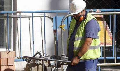 Operario trabajando en las obras realizadas en una calle de Sevilla.