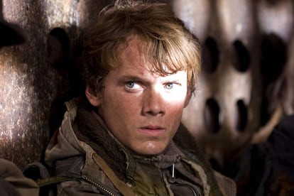 Terminator Salvation (2009)

Yelchin como Kyle Reese en la película de la saga en la que John Connor (Christian Bale) no sabe de quién fiarse.