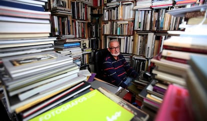 El coleccionista de libros de fotografía Pedro Melero, en su casa de Madrid.