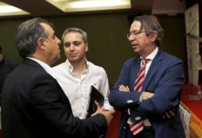 El periodista Graciano Palomo; el director de Noticias 1 de Antena 3, Vicente Vallés, y el presidente de la Agencia EFE, José Antonio Vera, de izda a dcha, conversan tras participar hoy en el curso de verano "Prensa y Poder" que se desarrolla del 15 al 19 de Julio en Aranda de Duero.