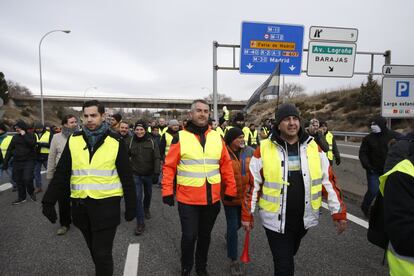 Los taxistas quieren que la Comunidad obligue por ley a contratar un VTC con un tiempo de antelación de al menos seis horas, para diferenciar el servicio que prestan los taxis de las plataformas rivales Uber o Cabify. Aunque los taxistas también usan plataformas digitales similares a estas, como Mytaxi.