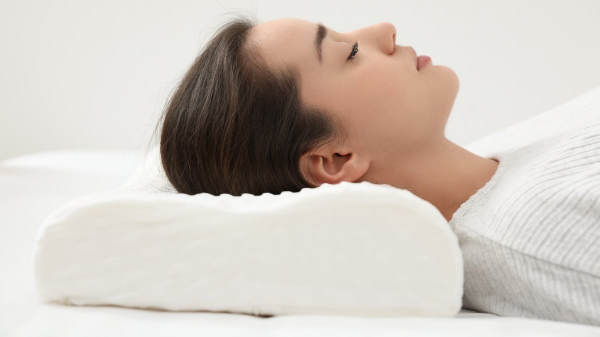La almohada cervical mejor valorada para dormir con el cuello alineado
