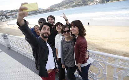 En primer plano, León, Macías y Jiménez, junto a parte del elenco de 'Embarazados', este martes en San Sebastián.