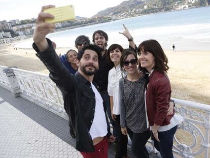 En primer plano, León, Macías y Jiménez, junto a parte del elenco de 'Embarazados', este martes en San Sebastián.