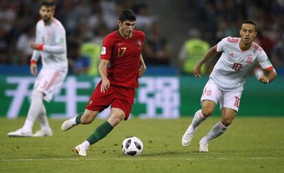 Guedes conduce el balón ante Thiago.