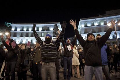 Manifestantes esta noche en la Puerta del Sol para protestar por los detenidos ayer tras la marcha contra la reforma laboral.