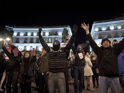 Manifestantes esta noche en la Puerta del Sol para protestar por los detenidos ayer tras la marcha contra la reforma laboral.