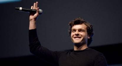 Alden Ehrenreich, el nuevo Han Solo, saluda al público de la convención.