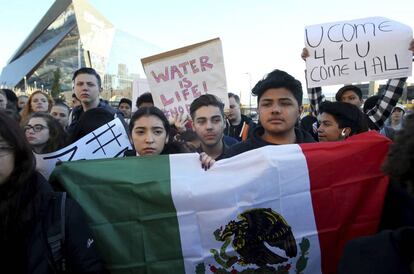 J&oacute;venes latinos en una protesta anti-Trump en Minneapolis.