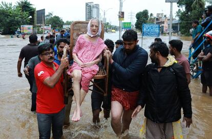 Voluntarios rescatan a una anciana durante las inundaciones en Kerala (India). 