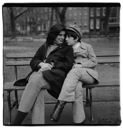 Susan Sontag y su hijo David, en un banco en Nueva York, 1965.
