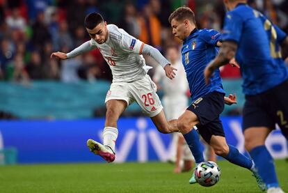 Pedri juega el balón ante la presión de Barella.