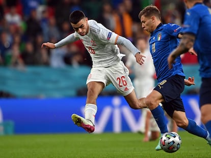 Pedri juega el balón ante la presión de Barella.