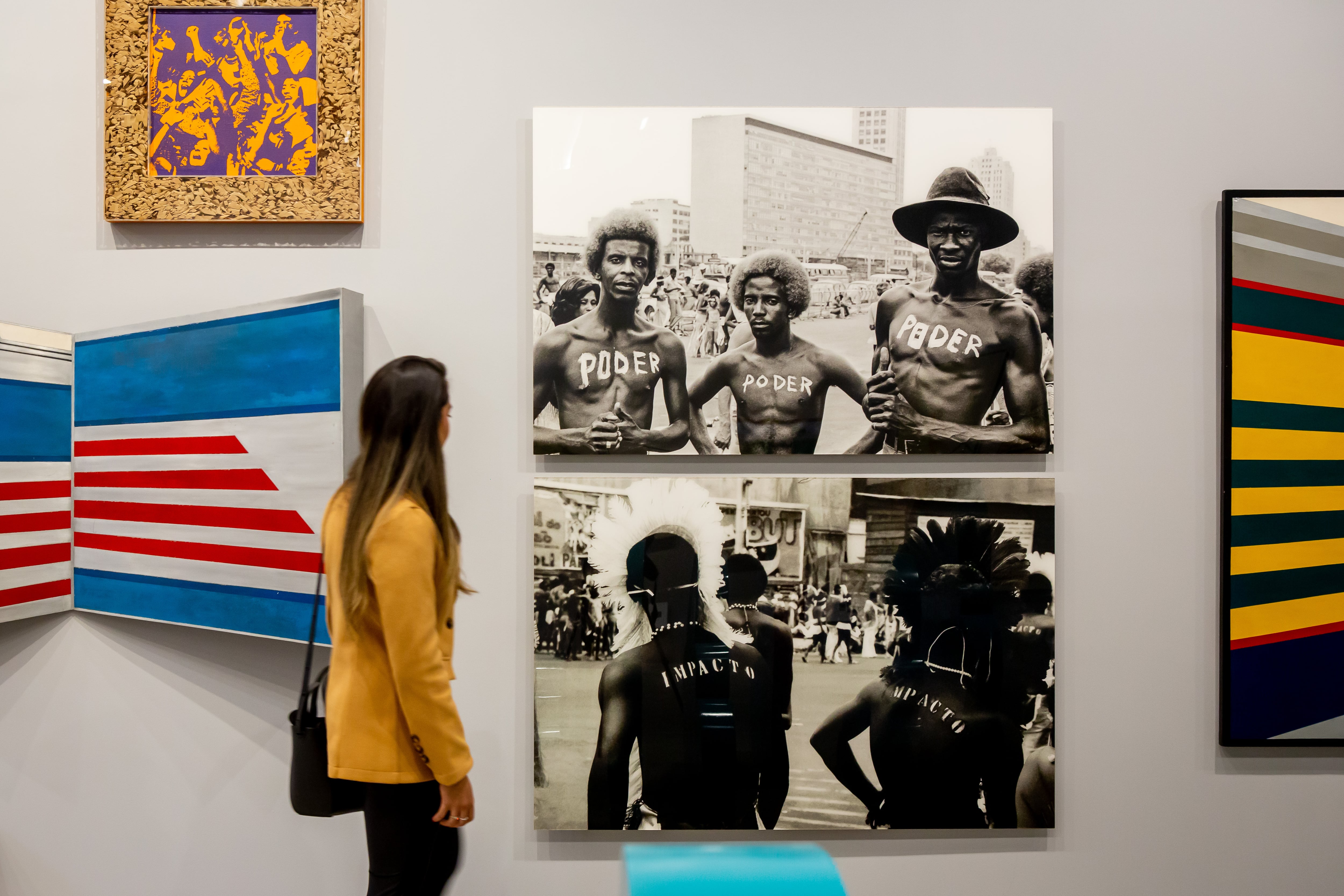Una visitante en la exposición 'Pop Brasil: vanguardia y nueva figuración, 1960-70', en la Pinacoteca de São Paulo, el pasado martes.