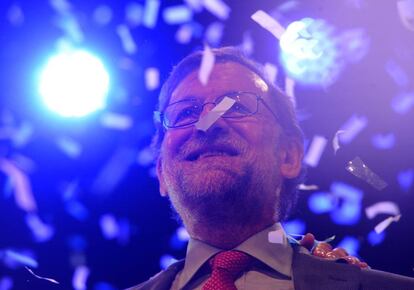 Mariano Rajoy sonríe al final de un mitin en Vigo.