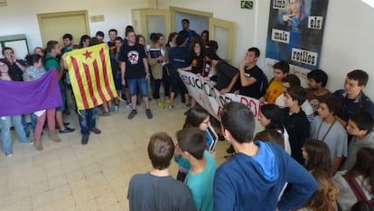 Protesta de un grupo de alumnos durante las pruebas de 4&ordm; de ESO en el instituto Montserrat