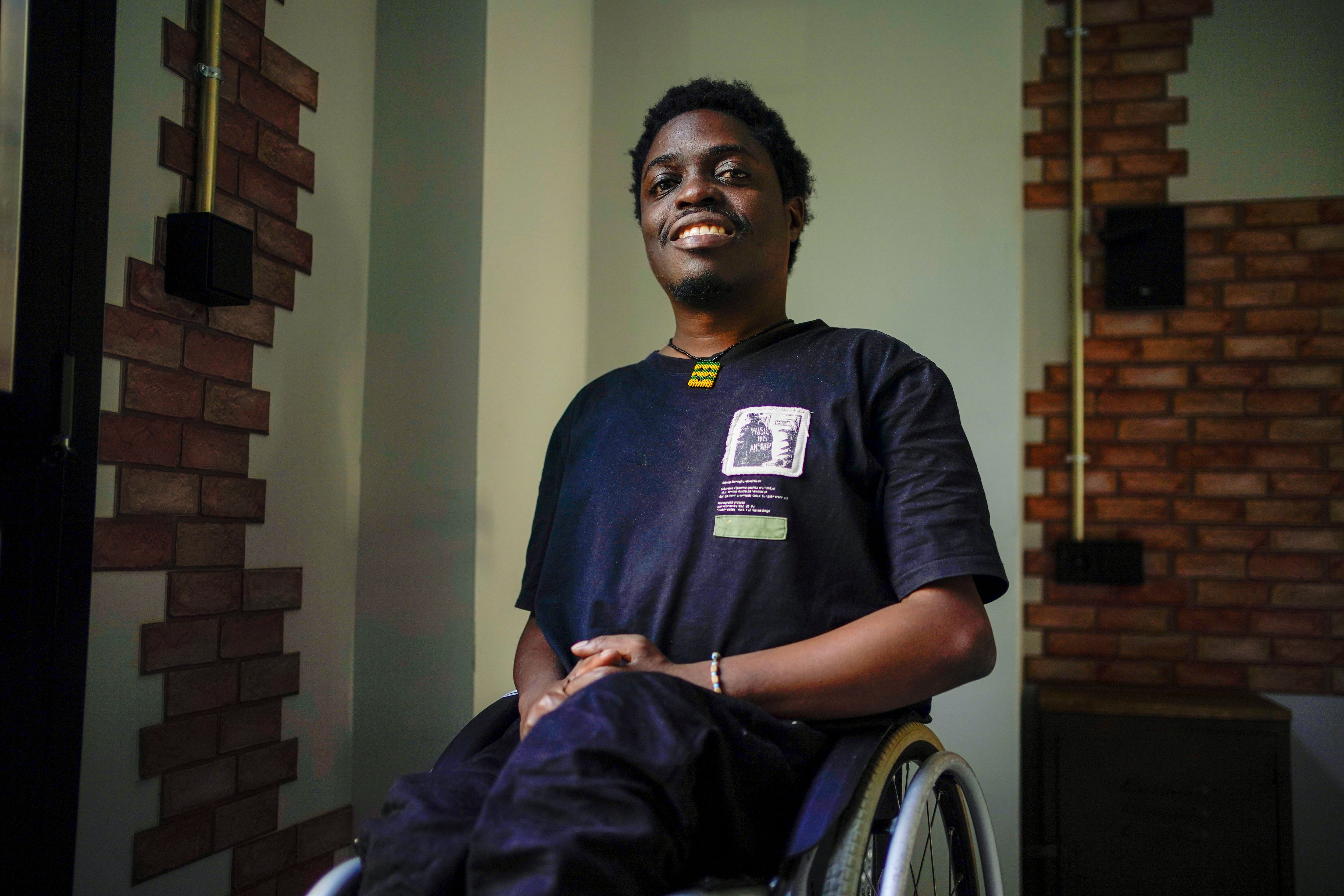 Isis Hembe es rapero, cineasta, poeta y también uno de los portavoces del movimiento social Mudei, crítico con el Gobierno angoleño. Imagen tomada en Madrid, el 20 de noviembre de 2025.