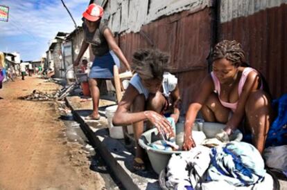 Antes del terremoto, en el barrio de La Saline, junto al puerto, se acumulaban numerosos embalses de agua putrefacta, lo que aumentaba el riesgo de enfermedades por contagio. El agua para lavar que usan estas mujeres estaba contaminada.