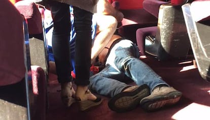 Un hombre, tendido en el pasillo del tren de alta velocidad Thalys, entre París y Ámsterdam. 