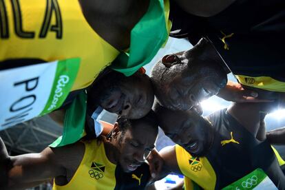 Los jamaicanos Asafa Powell, Yohan Blake, Nickel Ashmeade y Usain Bolt, tras ganar la final de relevos 4x100 m.