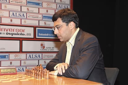 Viswanathan Anand, minutos antes de iniciar hoy su duelo con David Ant&oacute;n en Le&oacute;n
