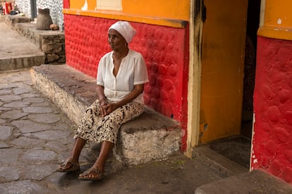 En la localidad caboverdiana Cidade Velha (Ciudad Vieja, en portugués) surgió el mestizaje de poblaciones de varios continentes y de varias culturas africanas muy diferentes, fruto de la trata transatlántica. Es aquí donde nació lo criollo, una nueva cultura propia de Cabo Verde que se exportó luego a América (a Brasil, principalmente), donde evoluciona adecuándose a nuevos contextos. En la imagen, una vecina del barrio de San Sebastián descansa sentada. 