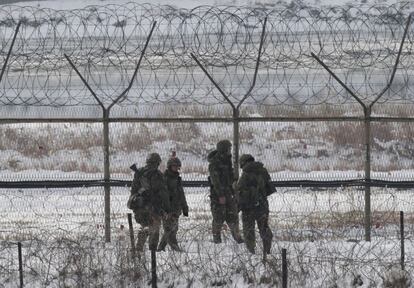 Soldados del ejército surcoreano, patrullan a lo largo de la valla en vísperas del segundo aniversario de la muerte del ex líder norcoreano Kim Jong Il, cerca de la aldea fronteriza de Panmunjom en Paju.