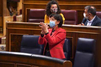 La ministra de Educación y Formación Profesional, Isabel Celaá, aplaude en el Congreso durante el Pleno para debatir el proyecto de la Lomloe.