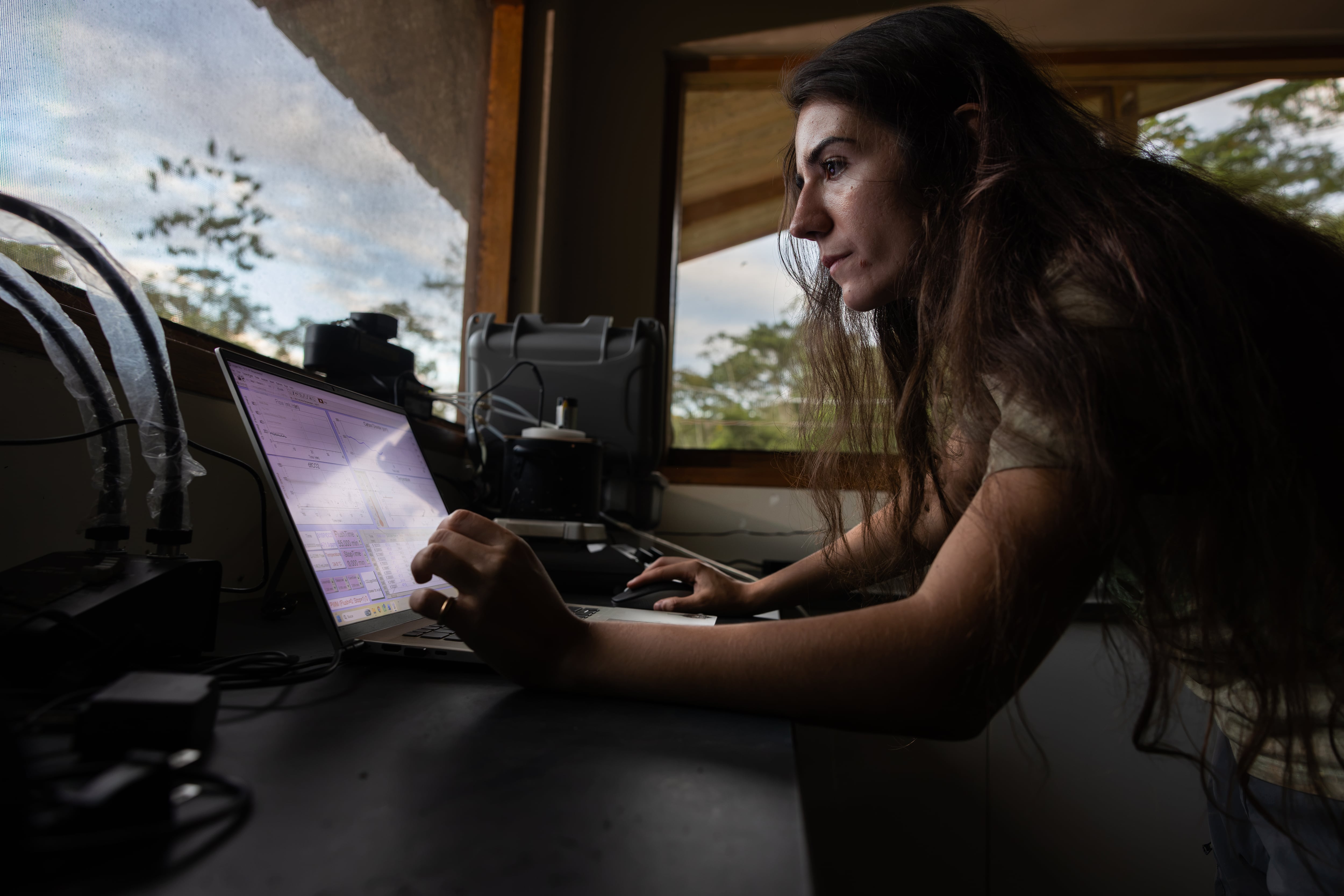 Elena Chaboteaux en el laboratorio de la Estación Biológica Manu.