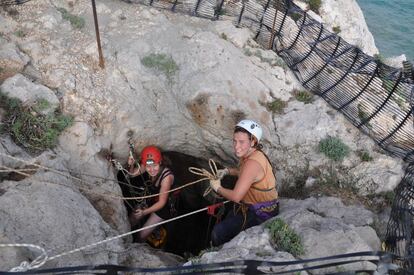 Dues de les integrants de l'equip d'investigació a l'entrada de la cova.