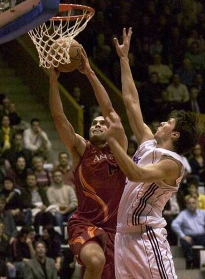 Tomas intenta impedir la canasta de San Emeterio.