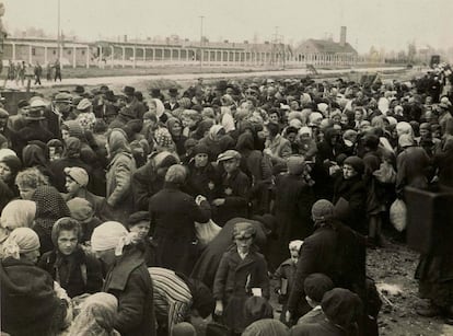 As fotos do ‘Álbum de Auschwitz’ mostram um dos momentos mais atrozes da história da humanidade, o processo de seleção na plataforma de Birkenau, onde os deportados, em apenas alguns segundos, eram selecionados por médicos das SS para viver ou morrer imediatamente. Nesta imagem, os judeus se preparam para o processo de seleção.