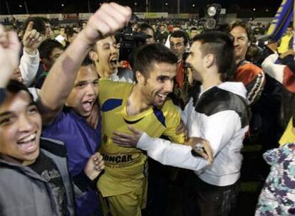 Los aficionados del Alcorcón celebran con sus jugadores, en el césped del Santo Domingo, la goleada al Real Madrid.