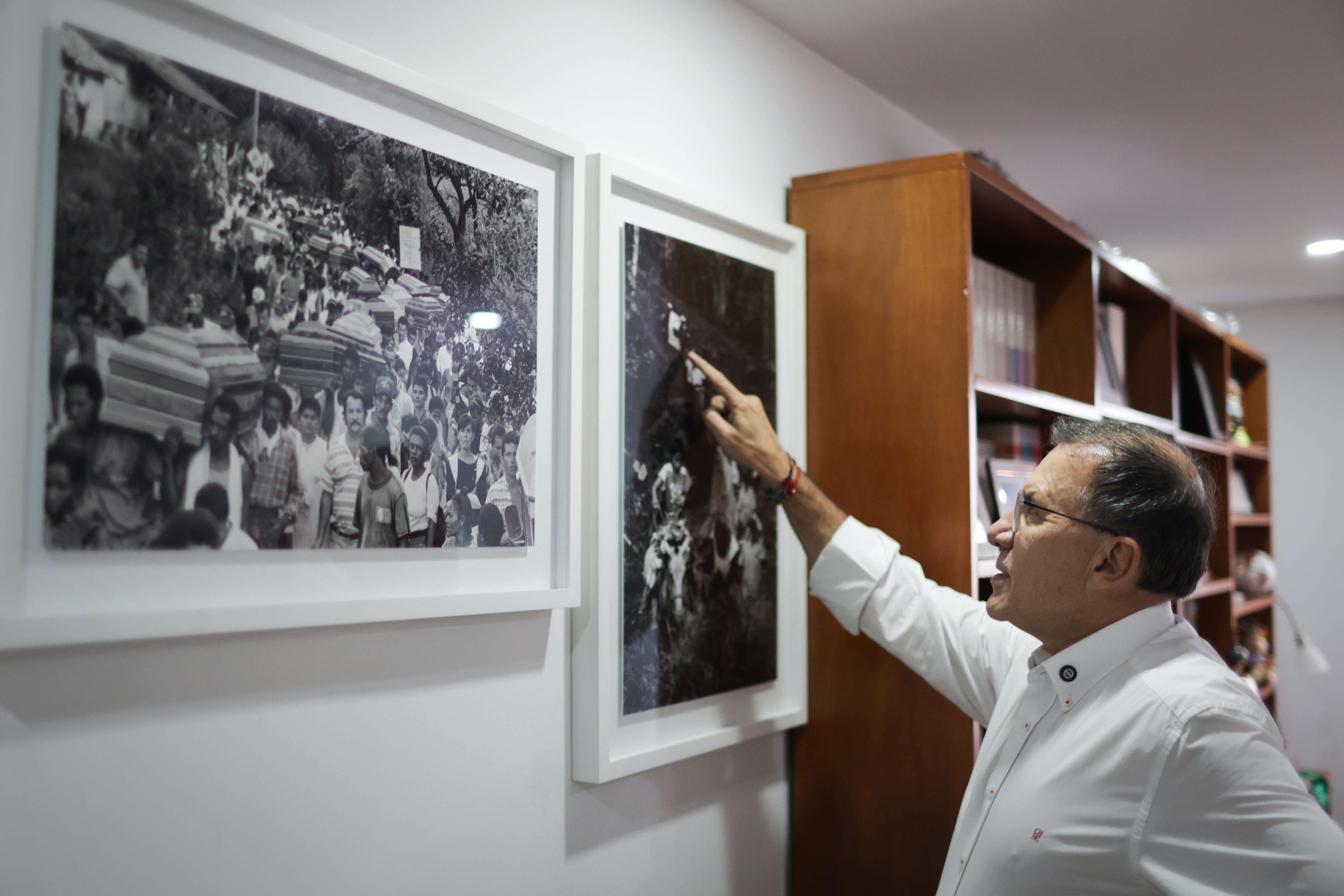 Roy Barreras muestra algunas fotografías del maestro Jesús Abad Colorado, que forman parte de su colección de arte.