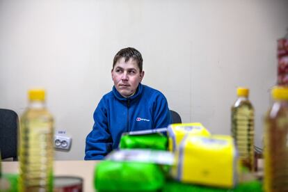 Alexandru Costinc, moldavo, 26 años, fotografiado en el centro de distribución de comida y kits de higiene Acción contra el Hambre y Moldova for Peace en Balti, Moldavia. Alexandru ha estado trabajando en el centro de distribución desde marzo de 2022. Comenzó como voluntario y en julio del año pasado la ONG lo contrató. Compagina este trabajo con otro que tenía antes del comienzo de la guerra en Ucrania como contable en una empresa.