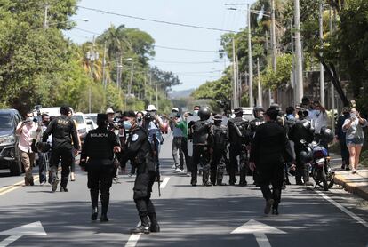 Polícia da Nicarágua se concentra em frente à casa da candidata oposicionista à presidência Cristiana María Chamorro Barrios, em Manágua, que está sob ordem de prisão.