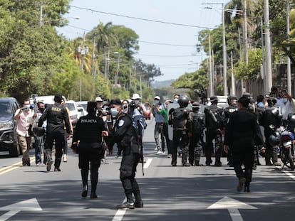 Polícia da Nicarágua se concentra em frente à casa da candidata oposicionista à presidência Cristiana María Chamorro Barrios, em Manágua, que está sob ordem de prisão.