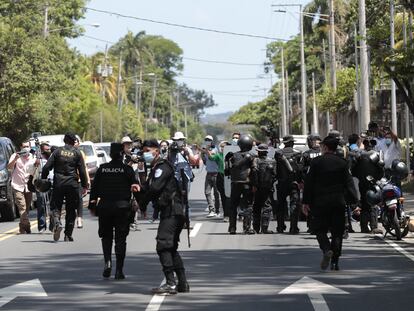 Polícia da Nicarágua se concentra em frente à casa da candidata oposicionista à presidência Cristiana María Chamorro Barrios, em Manágua, que está sob ordem de prisão.