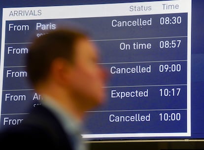 Un pasajero en la estación internacional de St Pancras, en Londres, pasa delante de un cartel que anuncia la suspensión de un tren procedente de París, este viernes. 