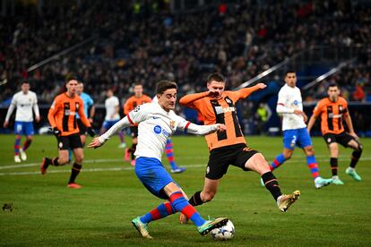 Gavi dispara ante Mykola Matviyenko del Shakhtar Donetsk en un momento del partido.