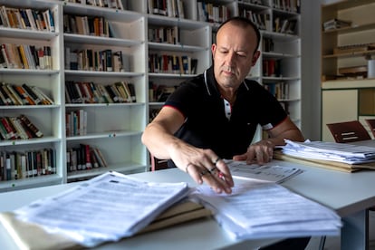 El profesor Carlos Javier Montejano, este lunes en su instituto de Albacete.