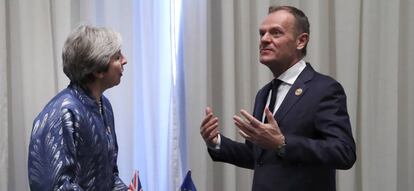 Theresa May, primera ministra brit&aacute;nica, en su reuni&oacute;n con Donald Tusk en el ciudad egipcia de Sharm el-Sheij.