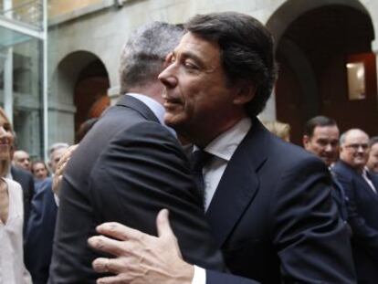 Alberto Ruiz-Gallard&oacute;n y Ignacio Gonz&aacute;lez se abrazan durante la toma de posesi&oacute;n de este &uacute;ltimo como presidente de Madrid en septiembre de 2012.