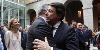 Alberto Ruiz-Gallard&oacute;n y Ignacio Gonz&aacute;lez se abrazan durante la toma de posesi&oacute;n de este &uacute;ltimo como presidente de Madrid en septiembre de 2012.
