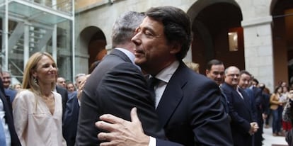 Alberto Ruiz-Gallardón y Ignacio González se abrazan durante la toma de posesión de este último como presidente de Madrid en septiembre de 2012.