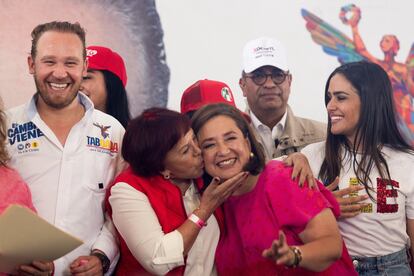 Taboada y Gálvez con María Alejandra Barrios, líder de comerciantes en Tepito, este 23 de mayo en Ciudad de México.